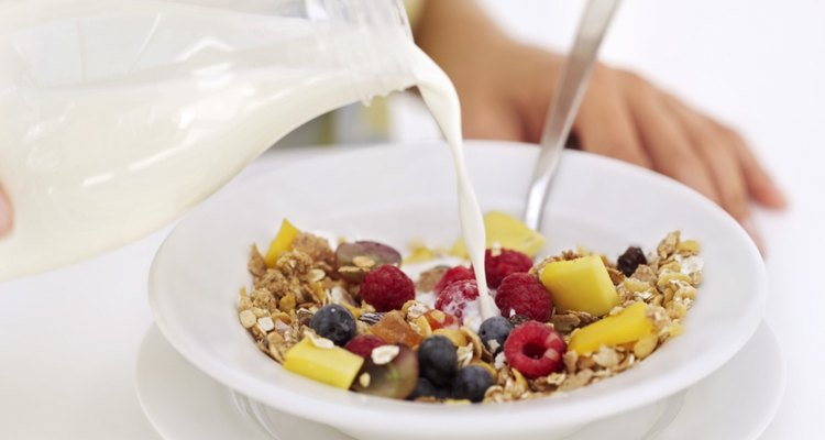Cereal entero, fruta fresca y leche semidescremada o leche de soja son populares ingredientes de desayunos bajos en calorías.