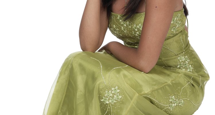 Elige una tela estampada para adornar un vestido de diseño simple.