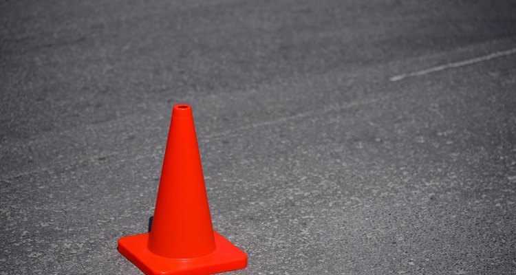 Use um cone de trânsito como marcador ao praticar balizas