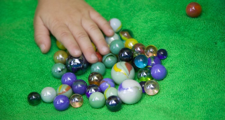 Ter vários tipos de bolas de gude torna mais interessante colecioná-las e dá opções para vários jogos