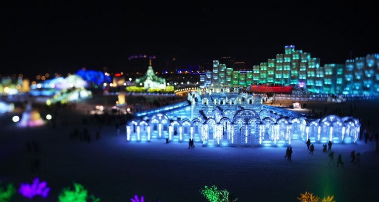 Las luces eléctricas incrustadas en el hielo muestran el Ice and Snow Sculpture Festival de Harbin por la noche en 2010.