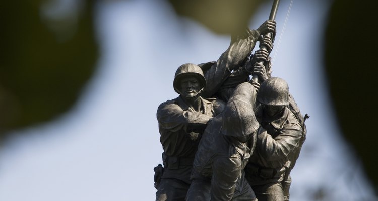 Los infantes de marina plantaron la bandera en Iwo Jima en la Segunda Guerra Mundial.