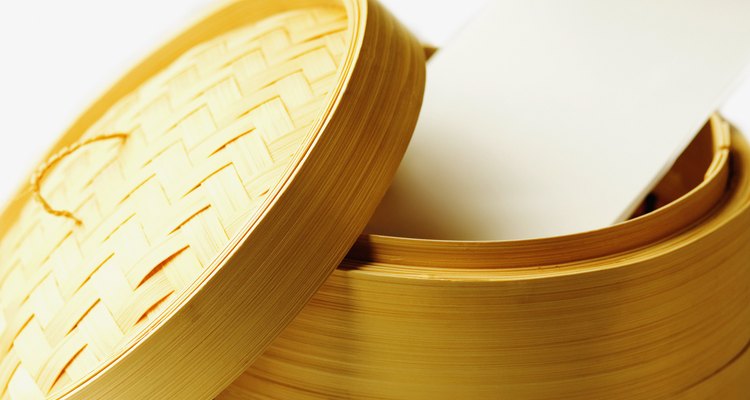 Los bollos chinos rellenos se cocinan en vaporeras de bambú.