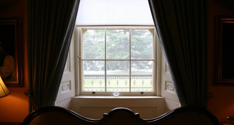 Las cortinas opacas son una opción popular para oscurecer la luz solar.