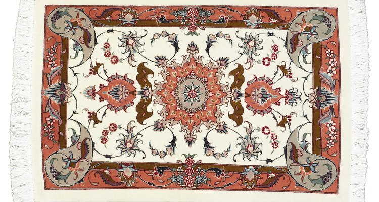 Las alfombras orientales exhiben tonos tierra.