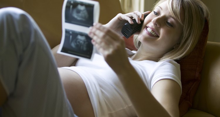 Mulher olhando uma foto de ultrassom