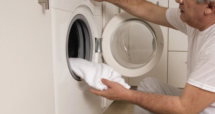 Si tu secadora GE deja de funcionar o experimenta otras dificultades durante el ciclo de secado, puedes solucionarlo tu mismo.