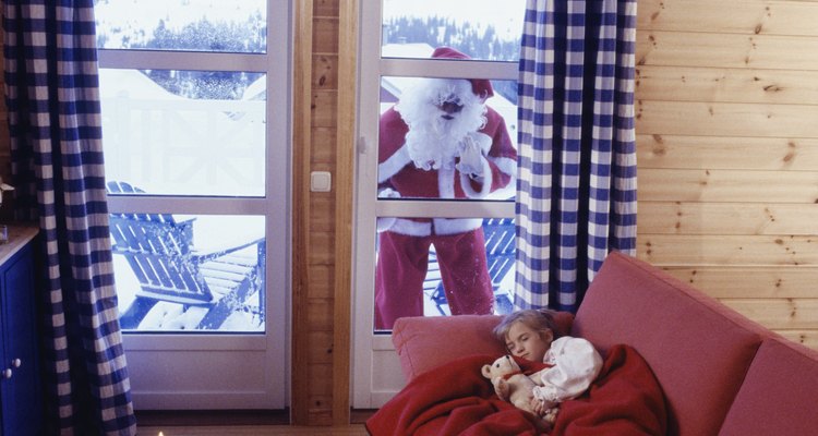 As crianças pensam que Papai Noel as observa enquanto dormem
