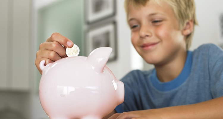 Cuando los niños empiezan a ganar dinero, también aprenden lecciones de vida sobre ahorrar e invertir.