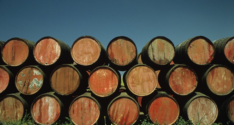 Los barriles de jerez maduran al sol en la región de Andalucía en España.