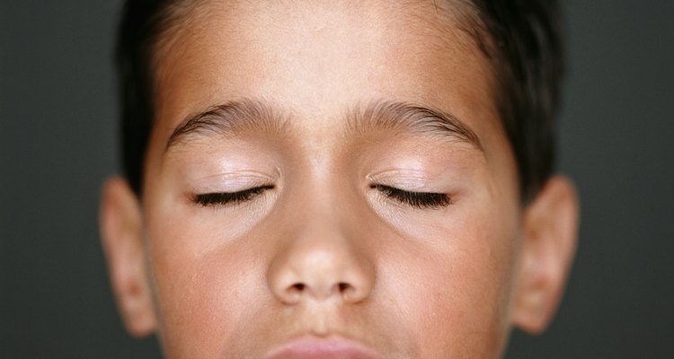 Al cerrar los ojos el niño puede concentrarse en el ejercicio que realiza, como visualizar un color.