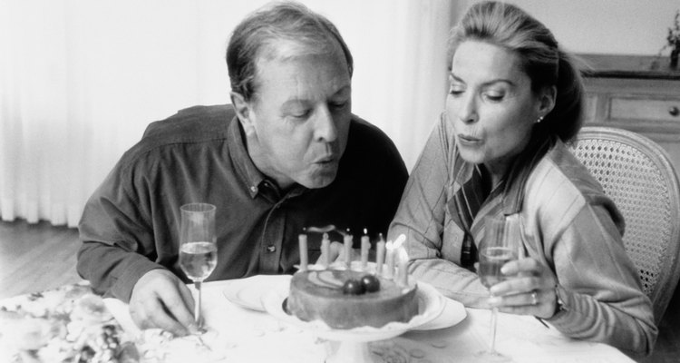Las ideas de mesas para un cumpleaños 50 pueden ser divertidas de planear y crear.