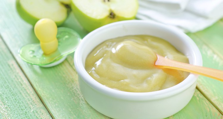 Pequeña taza de puré de manzana.