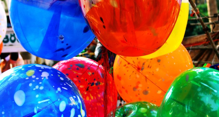Pon globos de los colores de la escuela o un arco iris en el escenario.