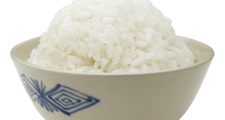 Un tazón de arroz blanco puede ser un agradable acompañamiento para los camarones mariposa adicionando cebollas, tomates, hierbas y especias.