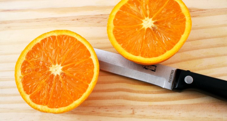 Los alimentos cítricos como los tomates, fresas, naranjas y toronjas son muy ácidos.