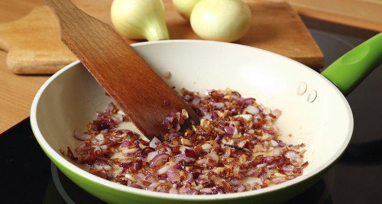 O bicarbonato vai agilizar o preparo das suas cebolas caramelizadas