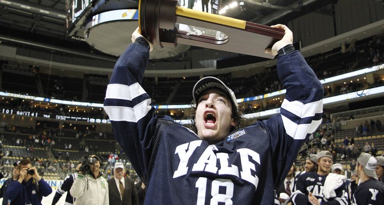 Aluno de Yale comemora a vitória no campeonato de hóquei universitário contra a UMass