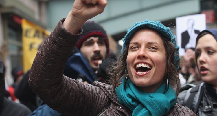 Adultos jóvenes protestando en la ocupación de Wall Street.