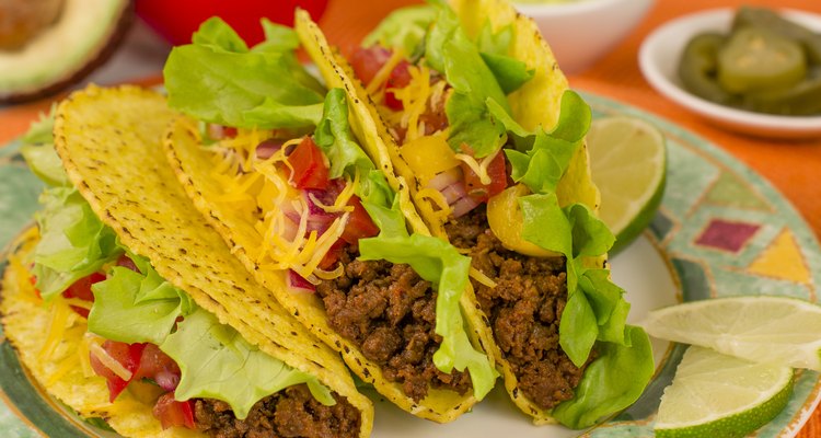 Plato de tacos con rodajas de limón.