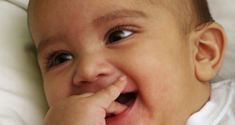 Capitaliza sobre la curiosidad de tu bebé sobre su boca para estimular su mente y sus músculos faciales.