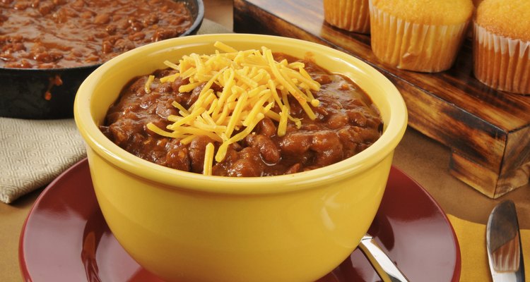 Chili con carne with cornbread muffins