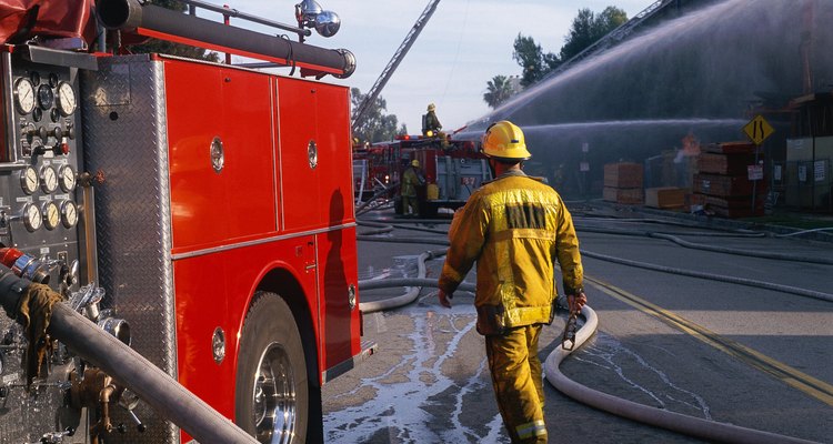 Los bomberos trabajan en una variedad de instalaciones desde áreas industriales a bosques y selvas.