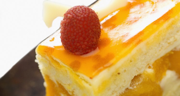 Existen muchas opciones deliciosas para rellenar un pastel, agregando un estallido de sabor.