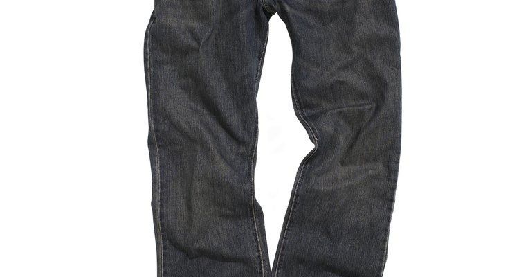 Los jeans arrugados se usan por hombres y mujeres.