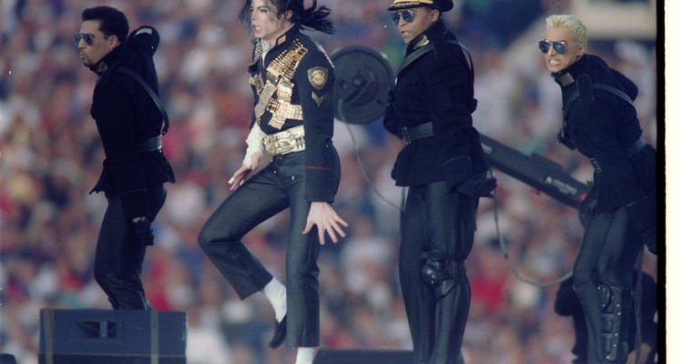 MICHAEL JACKSON DANCING DURING HIS HALF-TIME EXTRAVAGANZA.