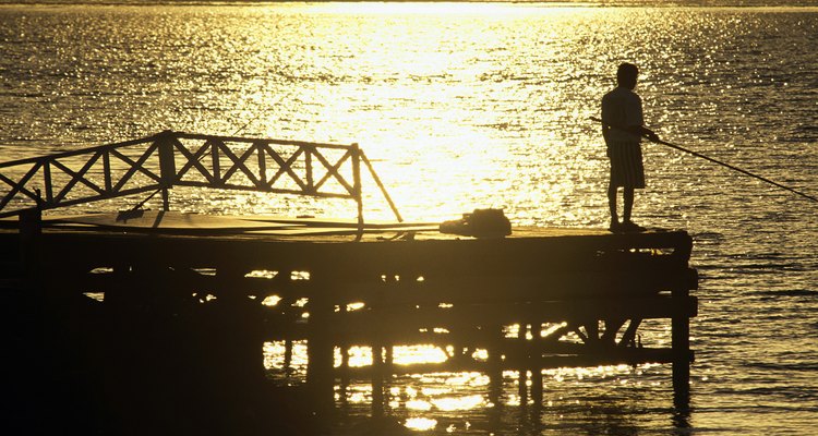 La pesca nocturna se puede hacer desde un muelle o en un barco con iluminación adecuada.