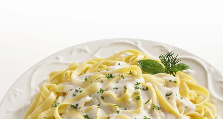 Un clásico italiano, el fetuchini alfredo puede ser alto en calorías.