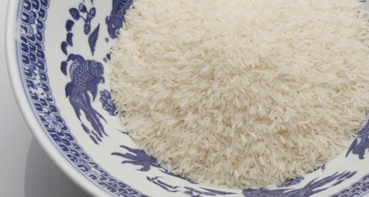 Muele el arroz hasta lograr un polvo para cocinar o hacer cereal para bebés.
