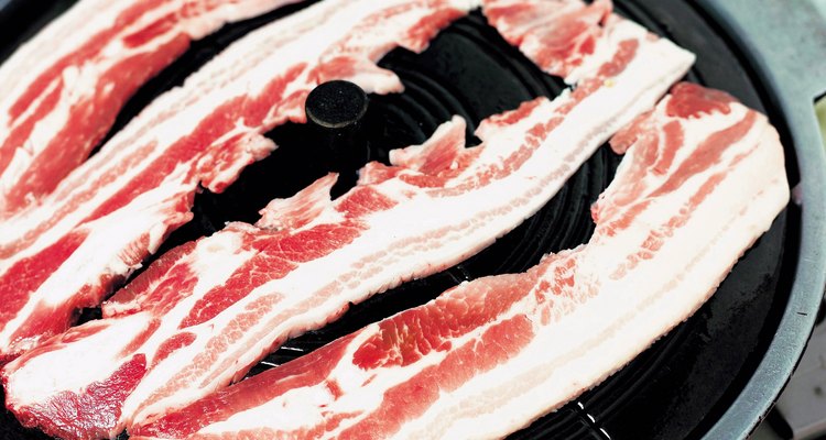 O bacon é uma carne saborosa, mas como saber se está vencido?