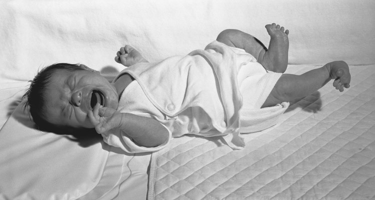 Eleva la altura de la cuna del bebé para que pueda dormir mejor.