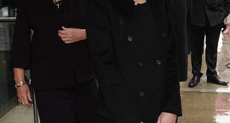 Com sua silhueta simples e acessórios de qualidade, a primeira dama francesa Carla Bruni-Sarlozy encorpora o estilo francês