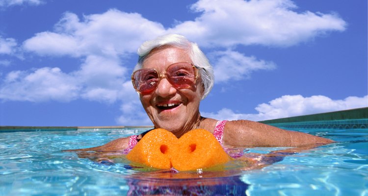 Macarrões de piscina o mantém flutuando