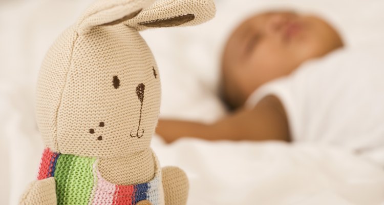 Los juguetes brillantes y coloridos estimulan los sentidos de tu bebé de dos meses.