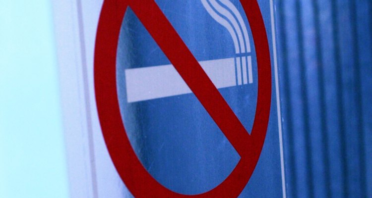 Los señalamientos de no fumar son visibles en la mayoría de los edificios.
