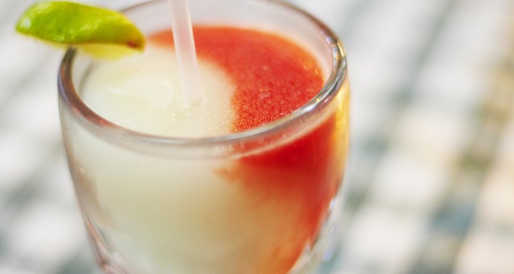 Adicionar uma bebida de sabor marcante pode camuflar o gosto do álcool