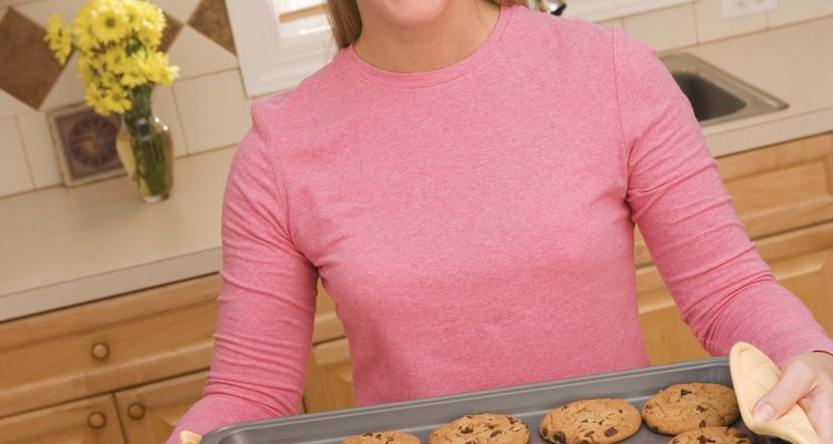 Elimina el azúcar quemado de tus bandejas de galletas antes de usarlas de nuevo.