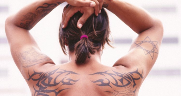 Los tatuajes y piercings son un tema controvertido.