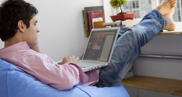 O sofá puff é ótimo para relaxar, assistir TV e até para trabalhar de casa