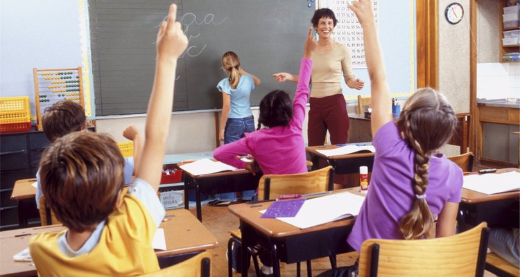 Los alumnos deben permanecer en sus asientos durante la lección, levantando la mano cada vez que quieran participar.