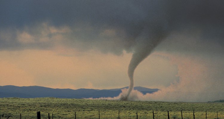 Los tornados han arrastrado a gente a más de dos kilómetros de sus casas.