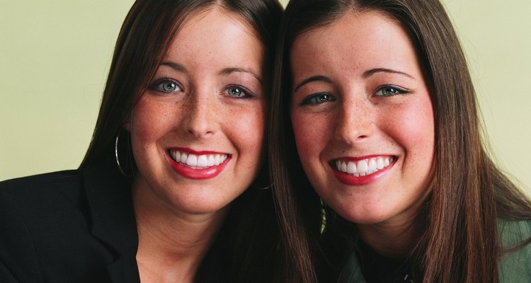 Las hermanas gemelas pueden verse idénticas o diferentes.