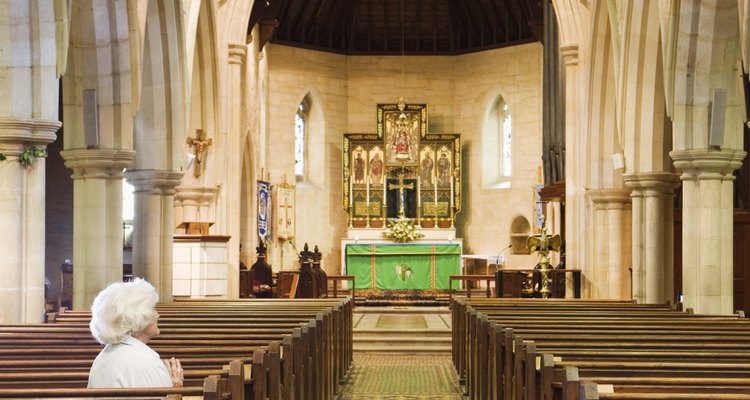 Decore o altar de acordo com o calendário litúrgico da igreja