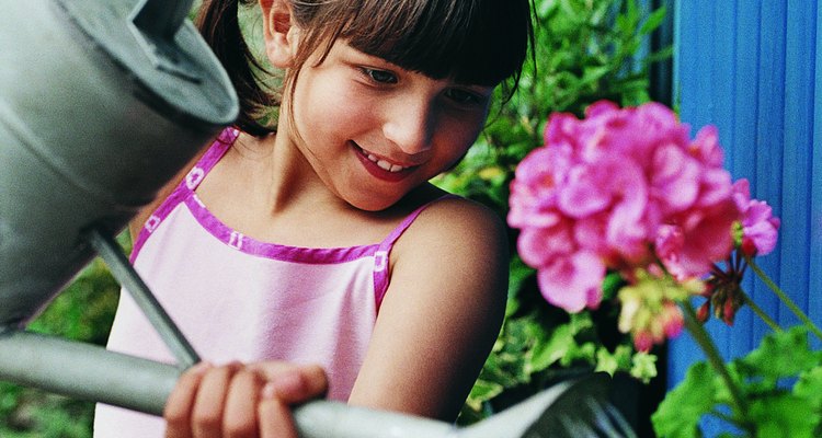 Tu niño disfrutará ayudando en el jardín esta primavera.