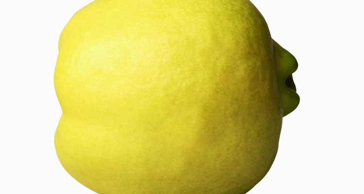 El membrillo es una fruta antigua que se relaciona con las manzanas y las peras.
