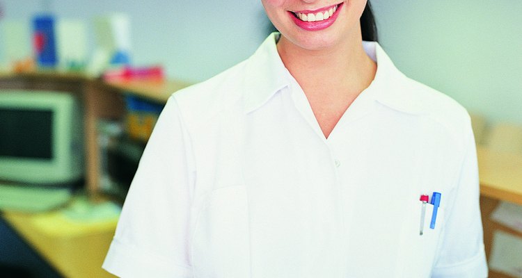 Una opción de carrera popular para aquellas que persiguen la biología como especialización es convertirse en enfermera registrada.